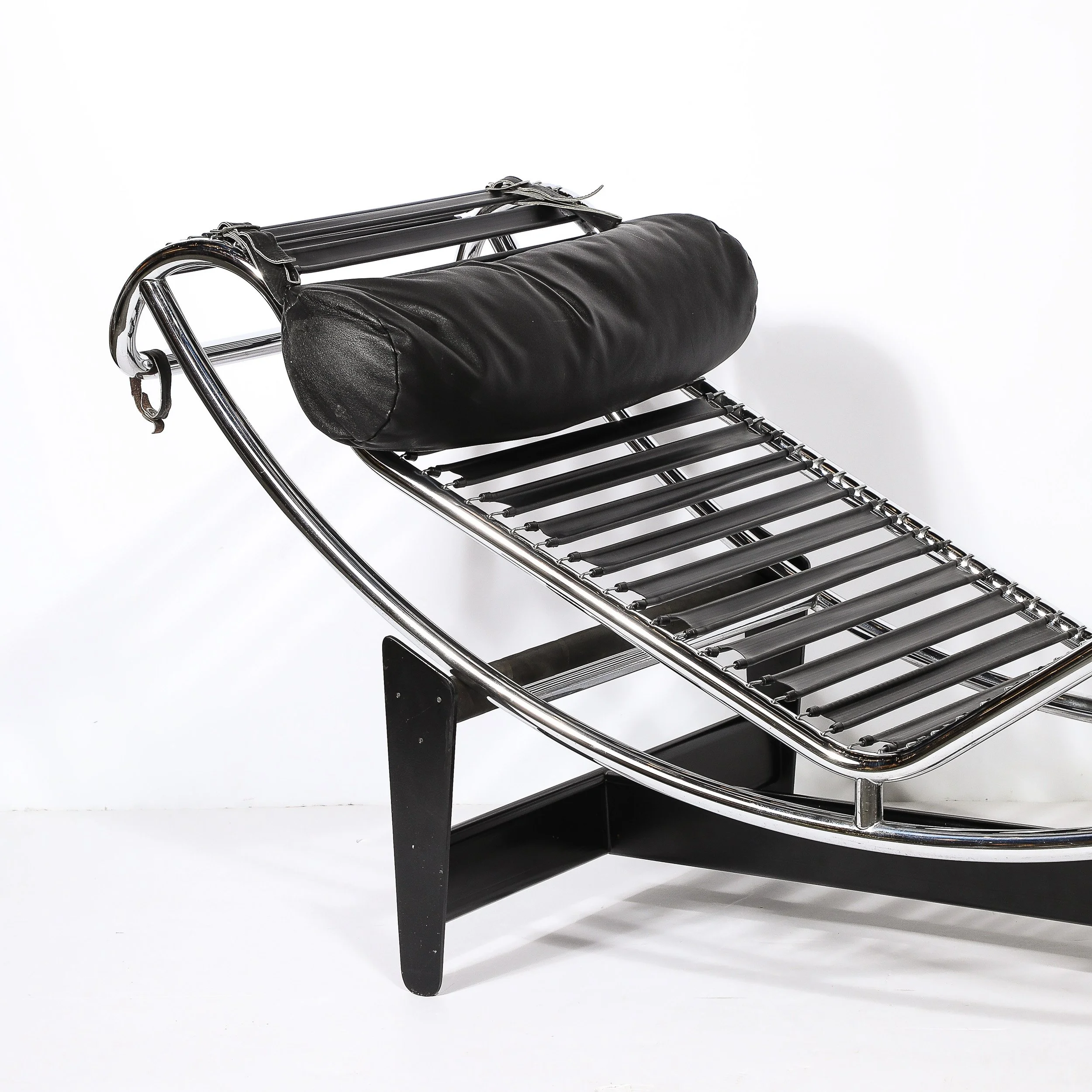 カッシーナ　Cassina LC4 ヘッドレスト　黒革 Cassina LC4 Noire Chaise longue | Deplain.com